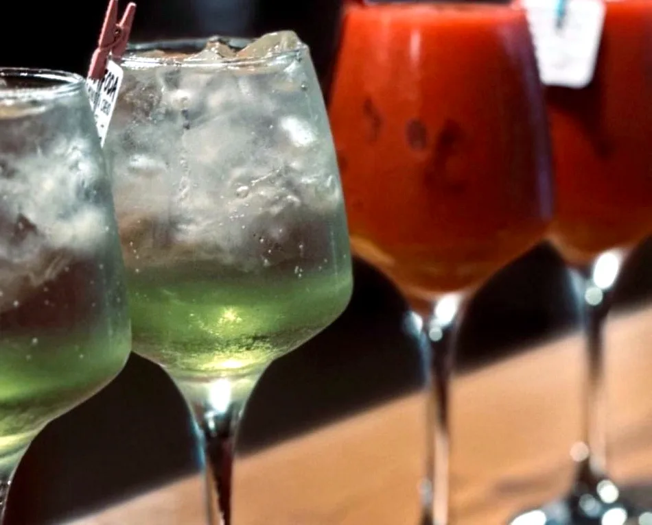 Drinks na mesa de madeira