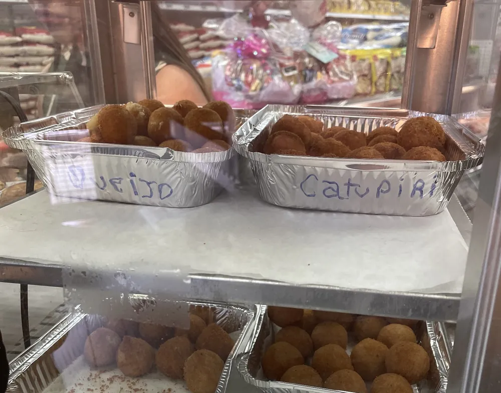Estufa com bolinhas de queijo e de catupiry e coxinhas