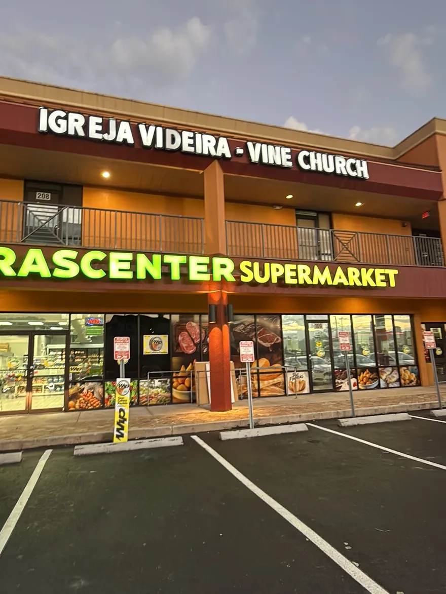 Fachada da Brascenter Supermarket no fim da tarde