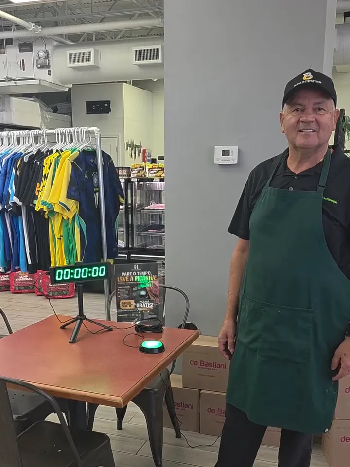 O Pedro, açougueiro da Brascenter, de avental verde