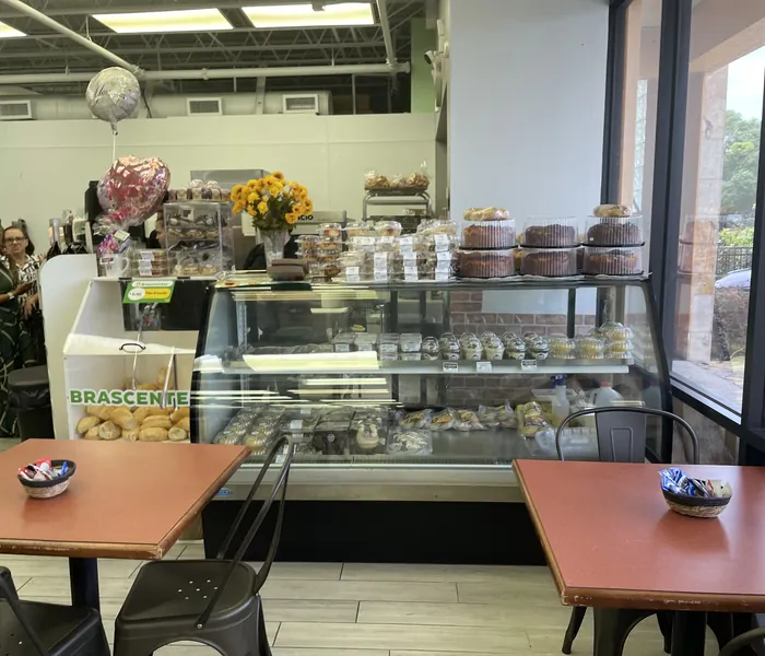 Balcão do café com a vitrine de doces