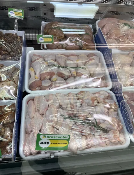 Bandejas de carne no balcão refrigerado