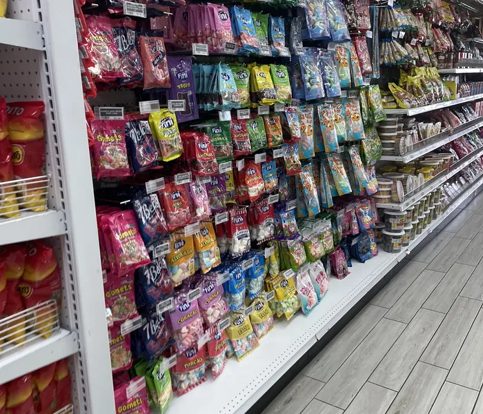 Corredor de doces e salgadinhos brasileiros