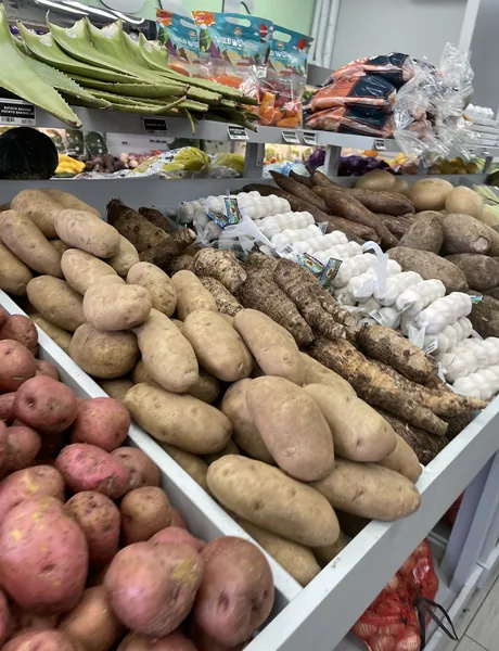 Batata, mandioca e alho no hortifrúti