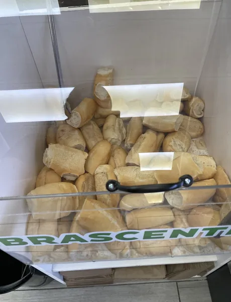 Pão francês na vitrine com o nome Brascenter