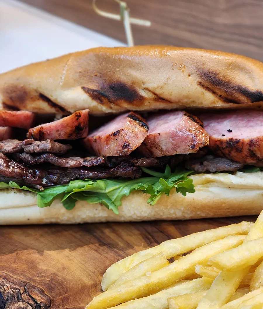 Picanha and linguiça sandwich with fries