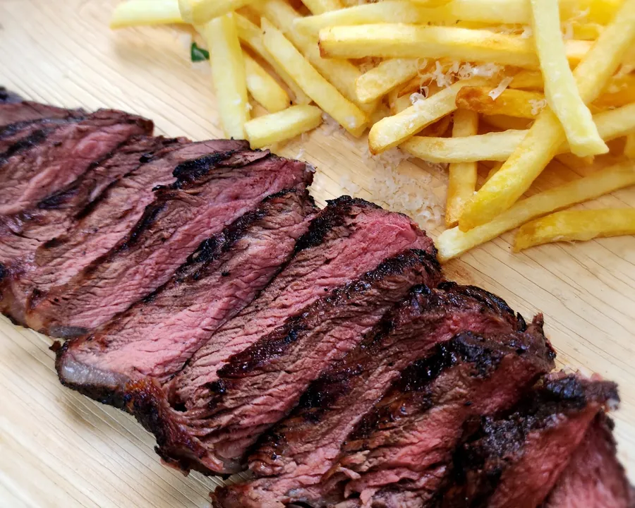 Sliced picanha and fries