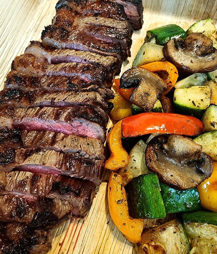 Sliced picanha with grilled vegetables