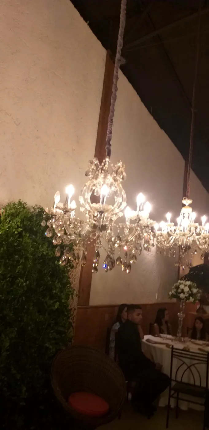 Lustres de cristal acesos no salão
