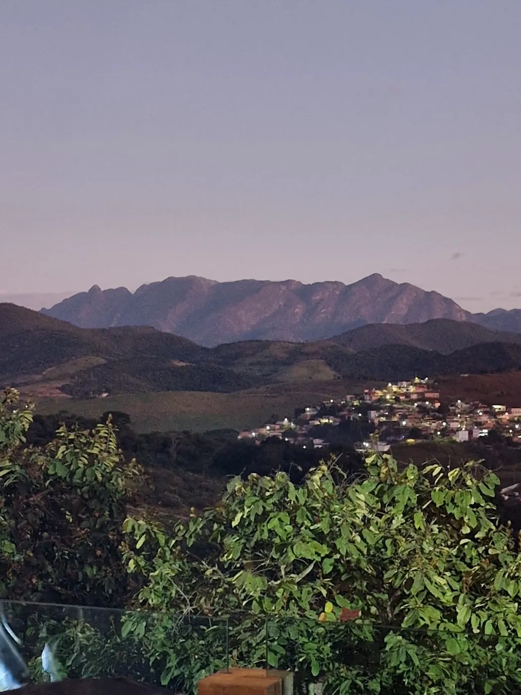 A serra no fim da tarde, com a mata em primeiro plano