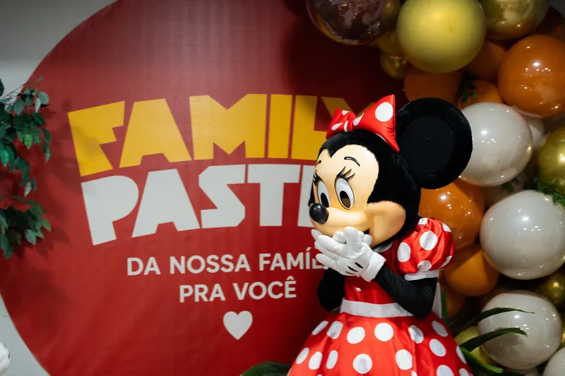 O painel Family Pastel, da nossa família pra você, com a Minnie, na inauguração de Tampa