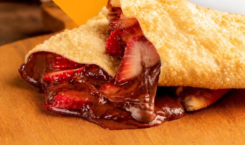 Pastel doce de morango com chocolate