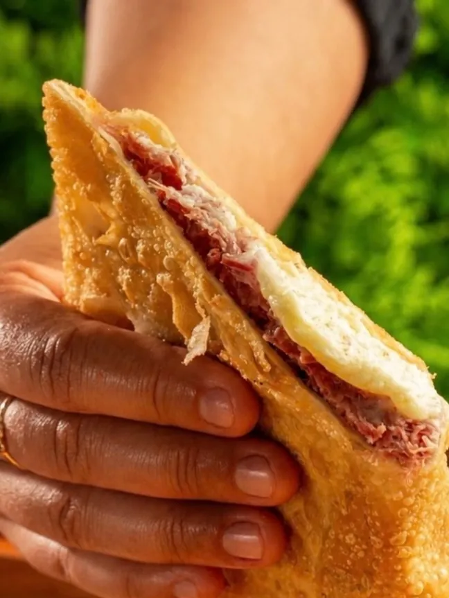 Pastel de feira aberto, bem recheado