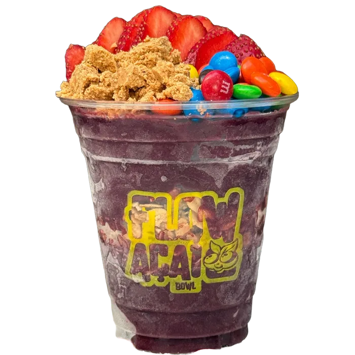 Flow açaí cup with strawberries, crumble and M&M's
