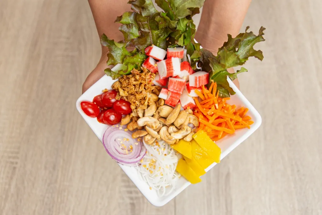 Mega Poke com folhas, kani, cenoura, tomate cereja e castanha de caju