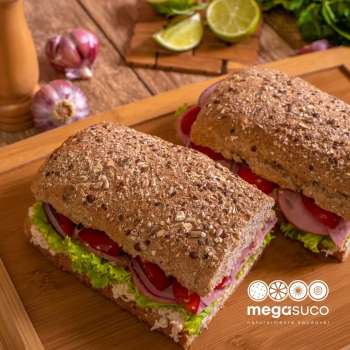 Mega Sanduíche no pão de grãos com tomate, cebola roxa e alface