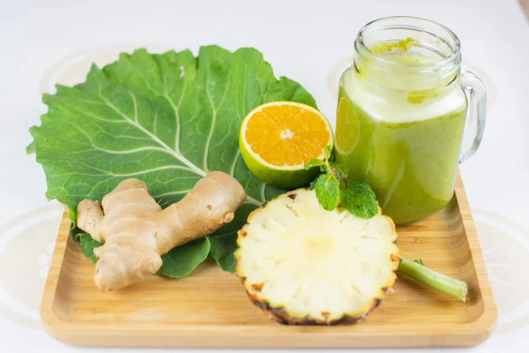 Suco verde com couve, gengibre, laranja e abacaxi