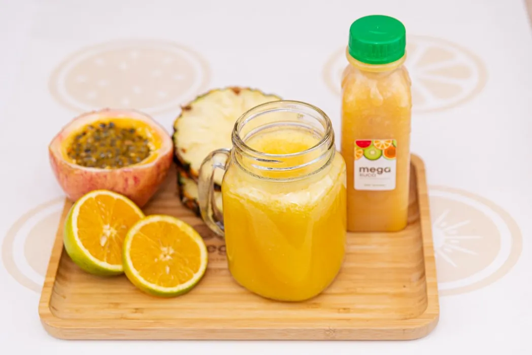 Suco de laranja com frutas cortadas na bandeja