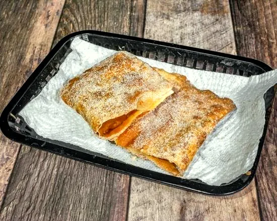 Pastel de churros coberto de açúcar e canela, no cesto