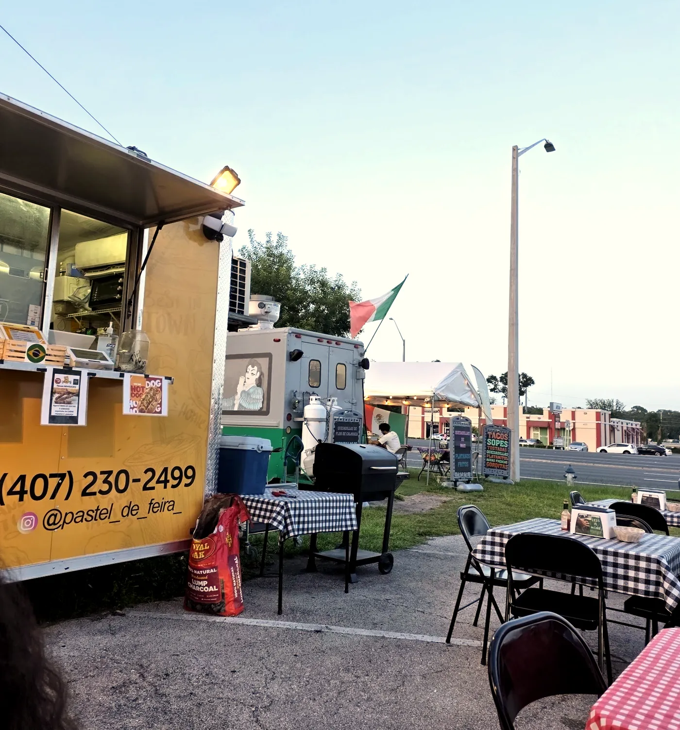 O truck amarelo do Pastel de Feira no fim da tarde, com as mesas ao lado
