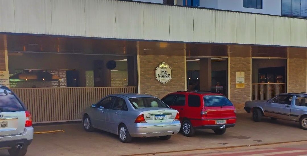 A fachada da Pão Nobre hoje, com carros estacionados na frente