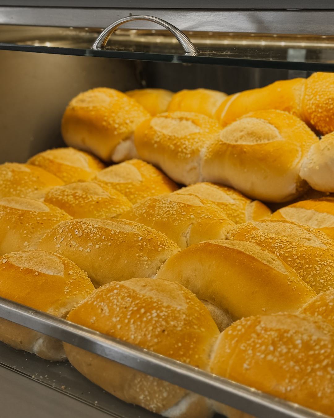Pão francês dourado no tabuleiro