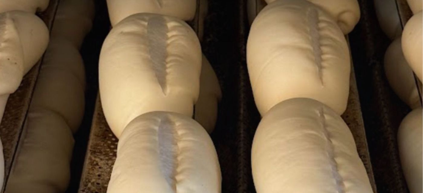 A massa do pão descansando antes de ir pro forno