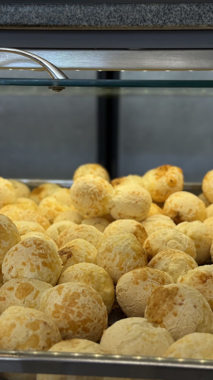 Pão de queijo quentinho no balcão