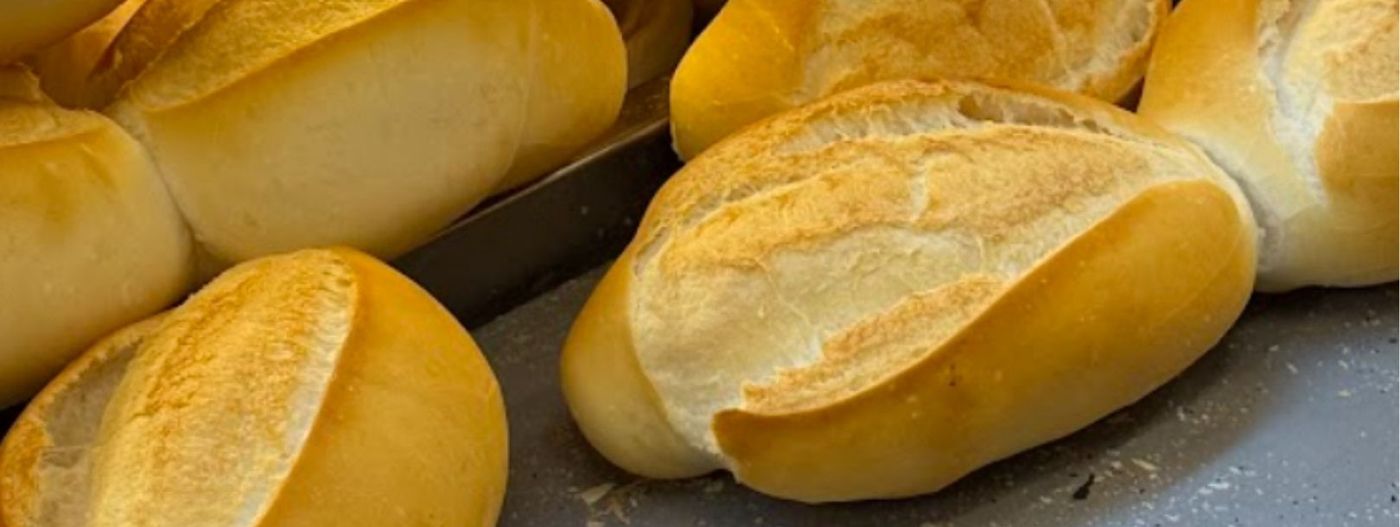 Pão francês recém-assado na prateleira