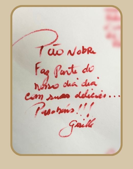 Recado escrito à mão: Pão Nobre faz parte do nosso dia a dia com suas delícias, parabéns