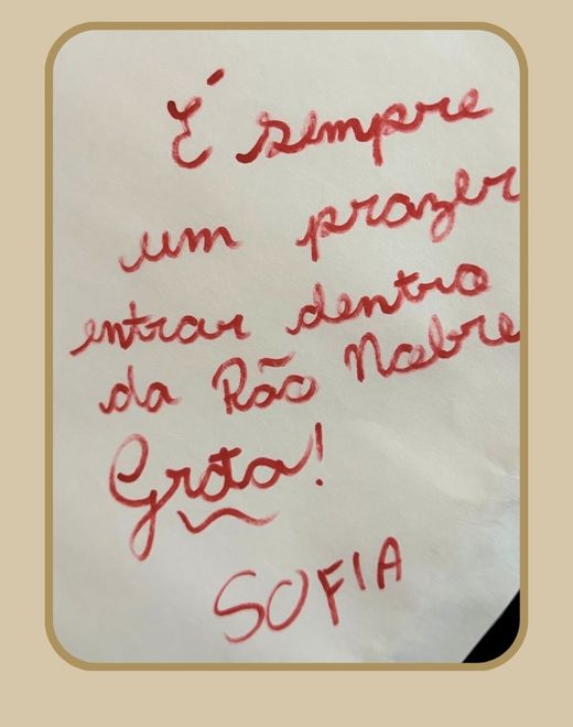 Recado escrito à mão: É sempre um prazer entrar dentro da Pão Nobre, grata