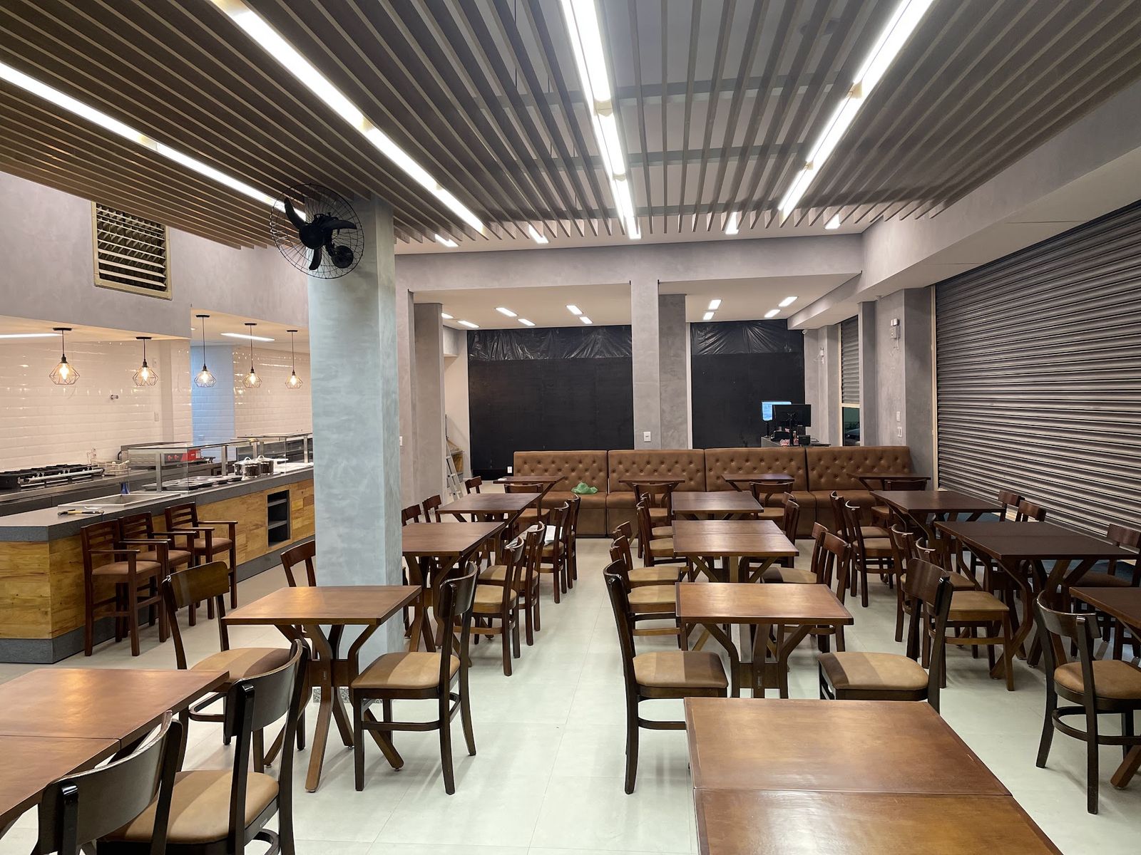 O salão da Pão Nobre, com as mesas e o self-service ao fundo