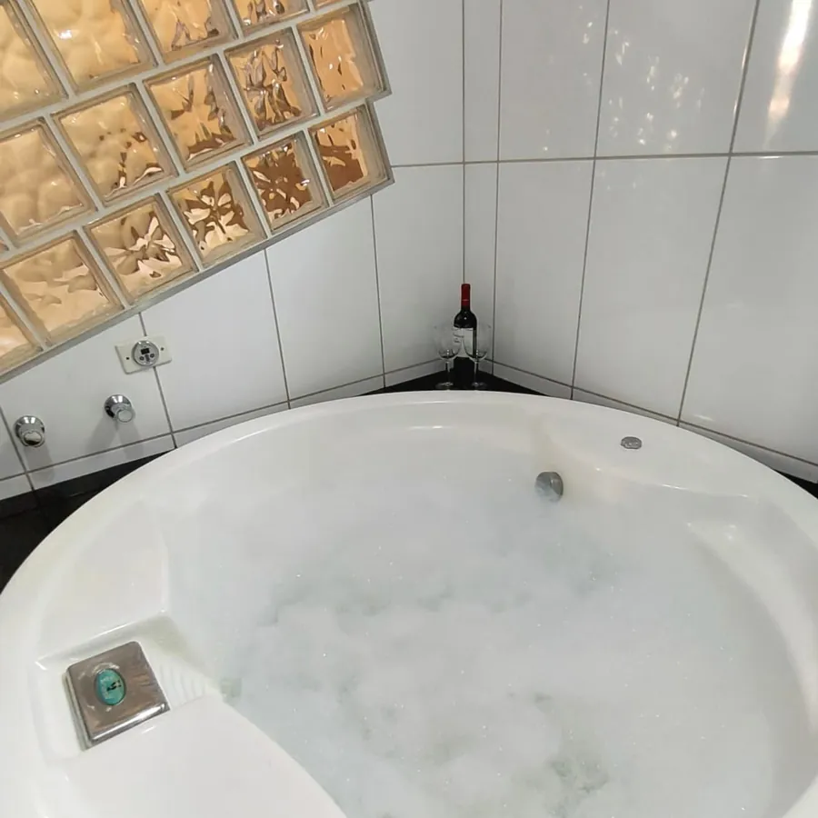 Banheira de hidromassagem de uma das suítes