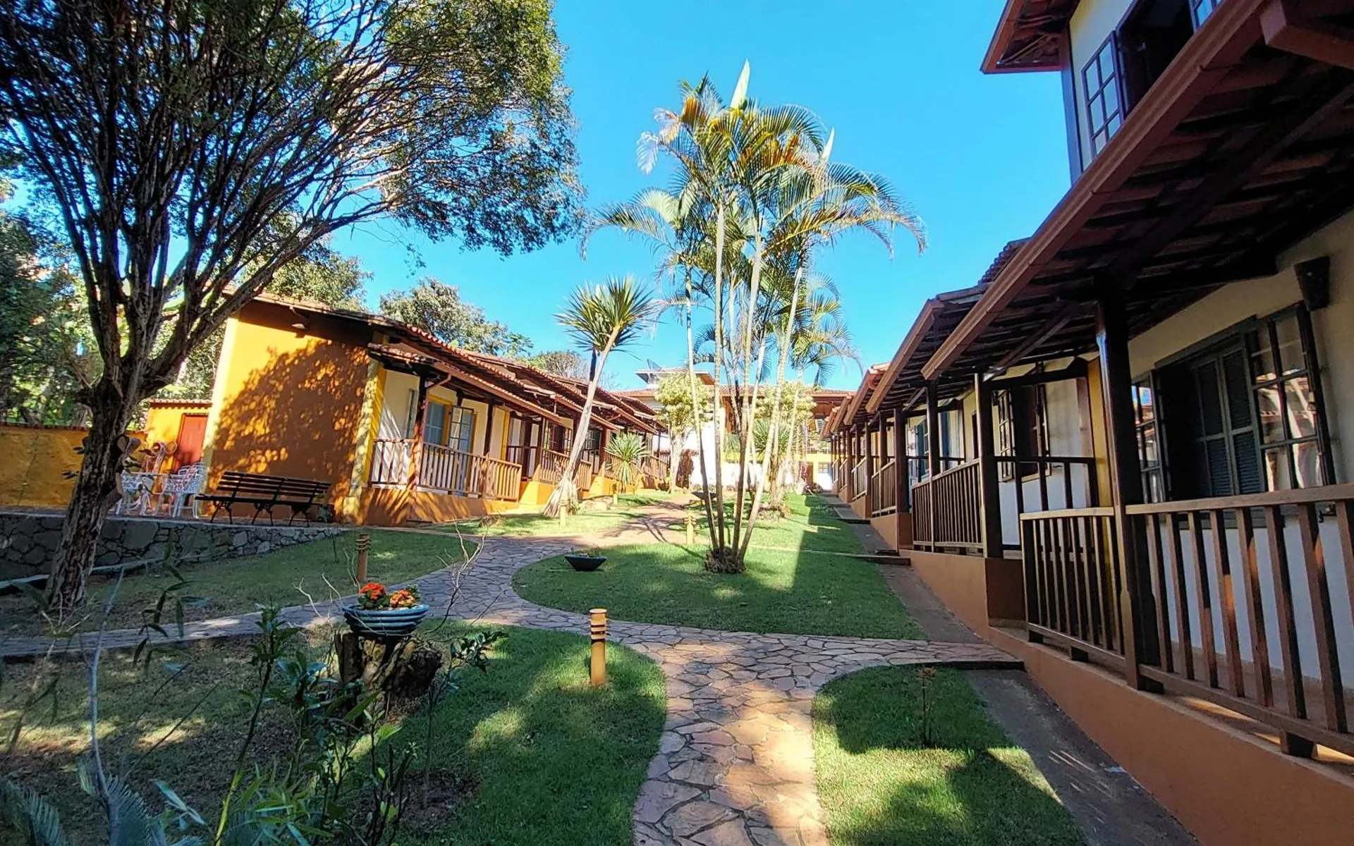 O jardim entre as duas alas de quartos com varanda da Pousada Vila Cocais