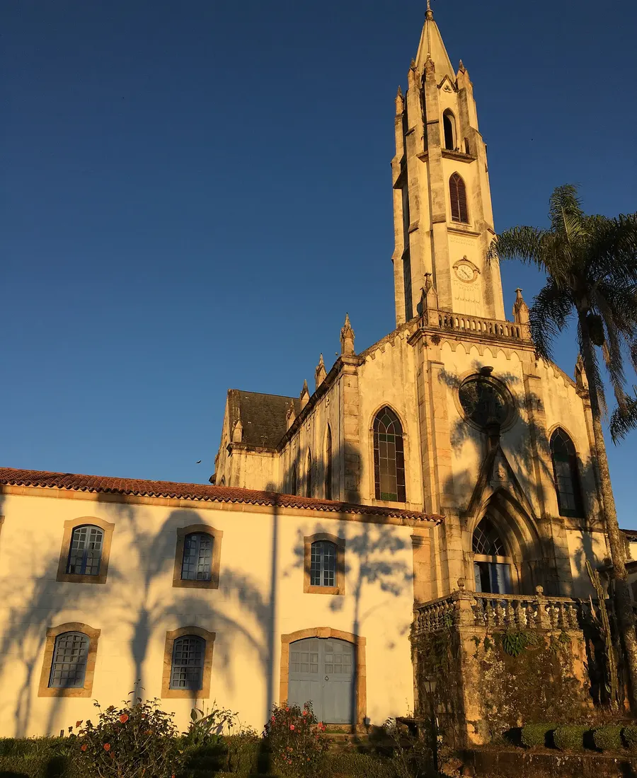 A igreja neogótica do Caraça ao entardecer