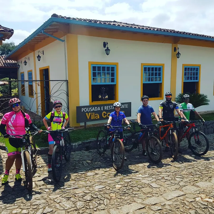 Ciclistas na frente da Pousada Vila Cocais