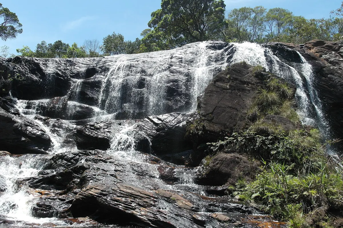 Cachoeira do Leão, em Cocais, uma cascata larga sobre a pedra