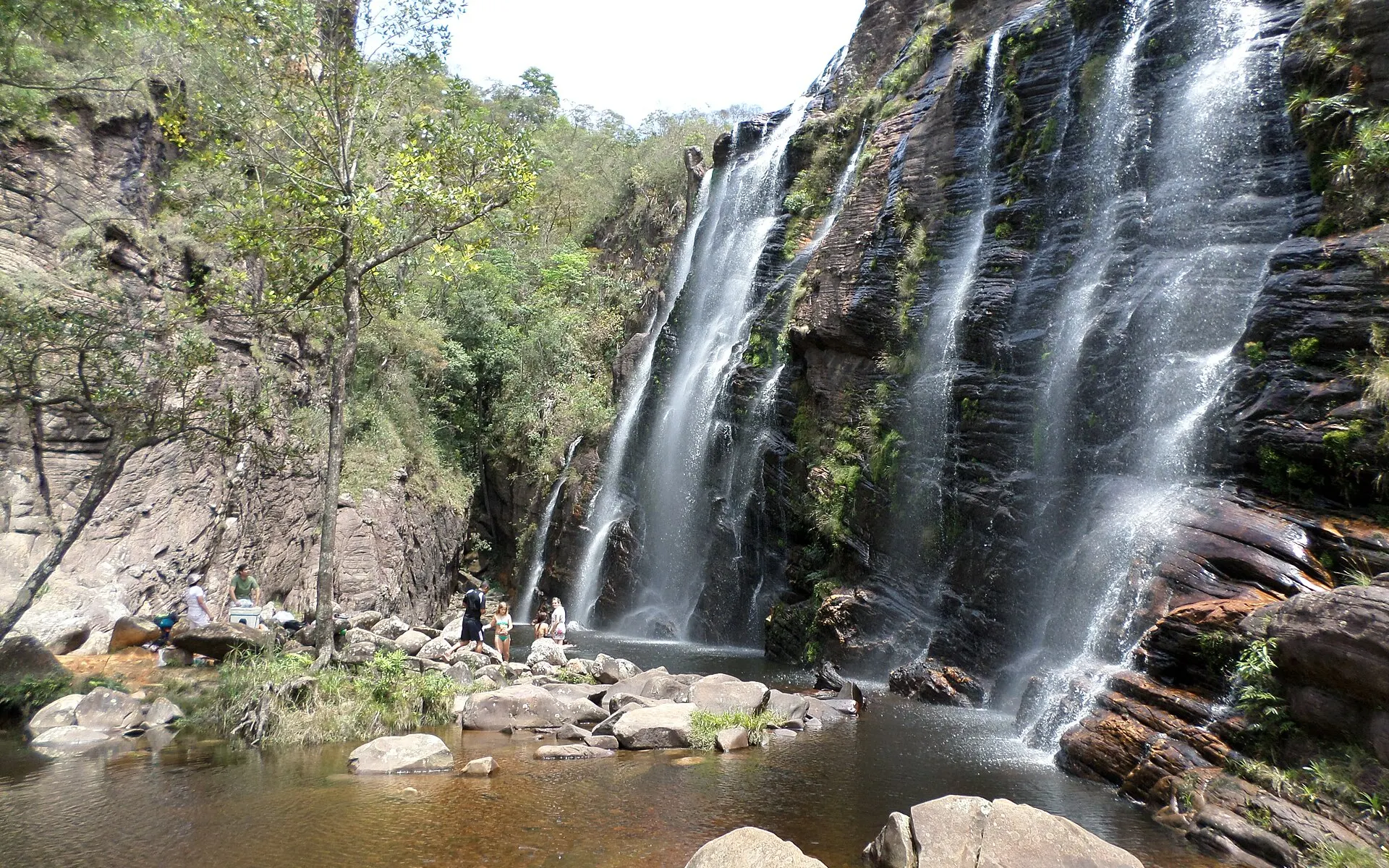 A Cachoeira de Cocais, a Queda do Véu, caindo sobre a pedra com o poço embaixo