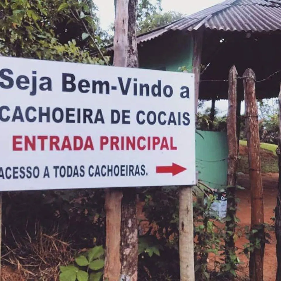 Placa de boas-vindas na entrada principal da Cachoeira de Cocais