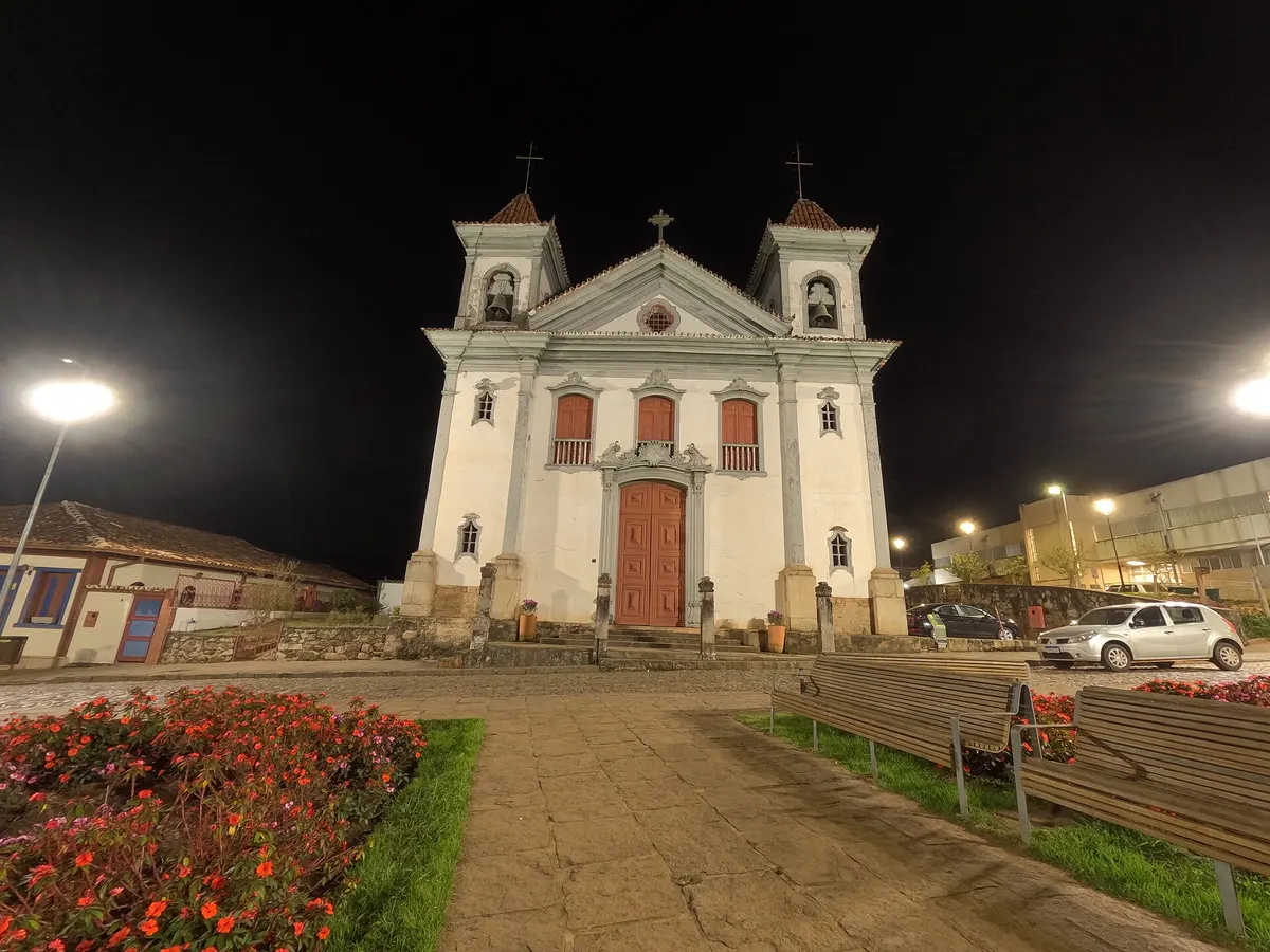 A Matriz de Santa Bárbara iluminada à noite