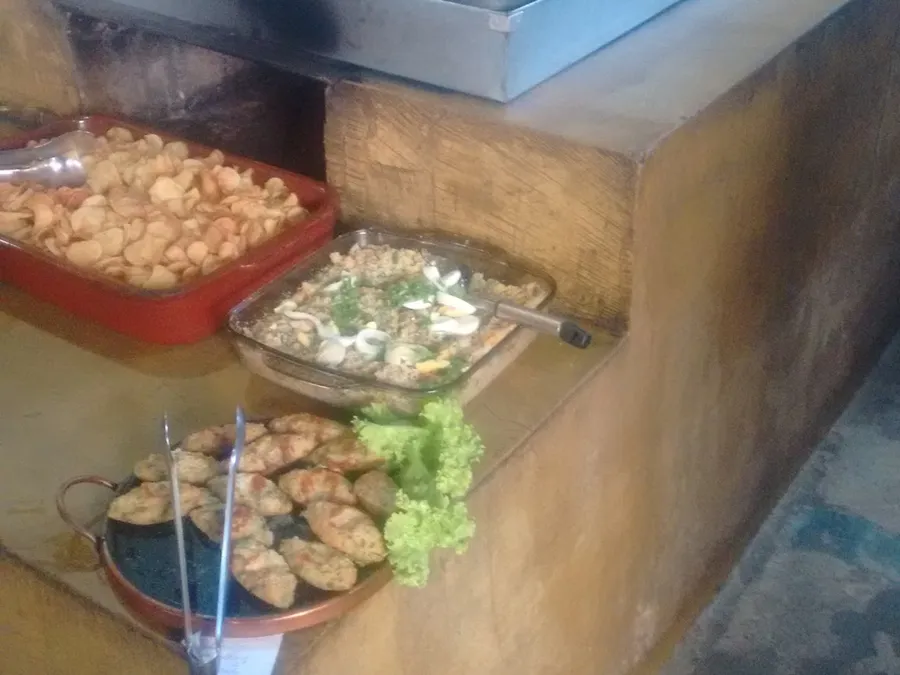 Travessas quentes do buffet