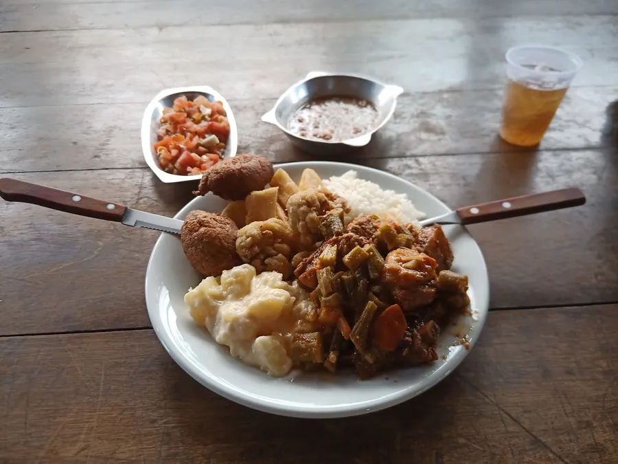 Prato com carne do churrasco, arroz e vinagrete