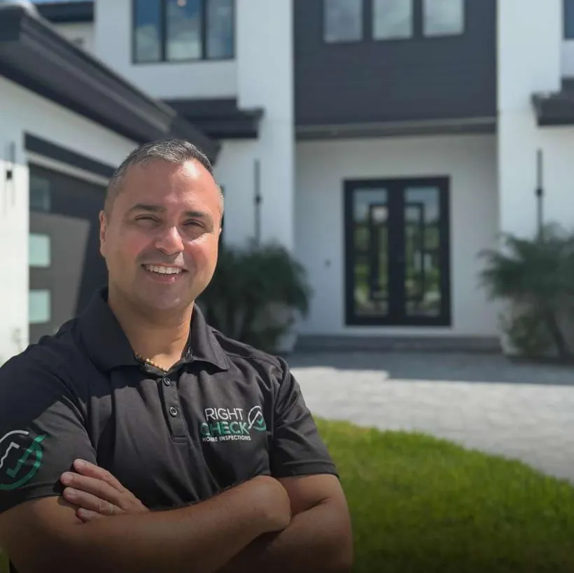 André Morais, da Right Check, sorrindo na frente de uma casa