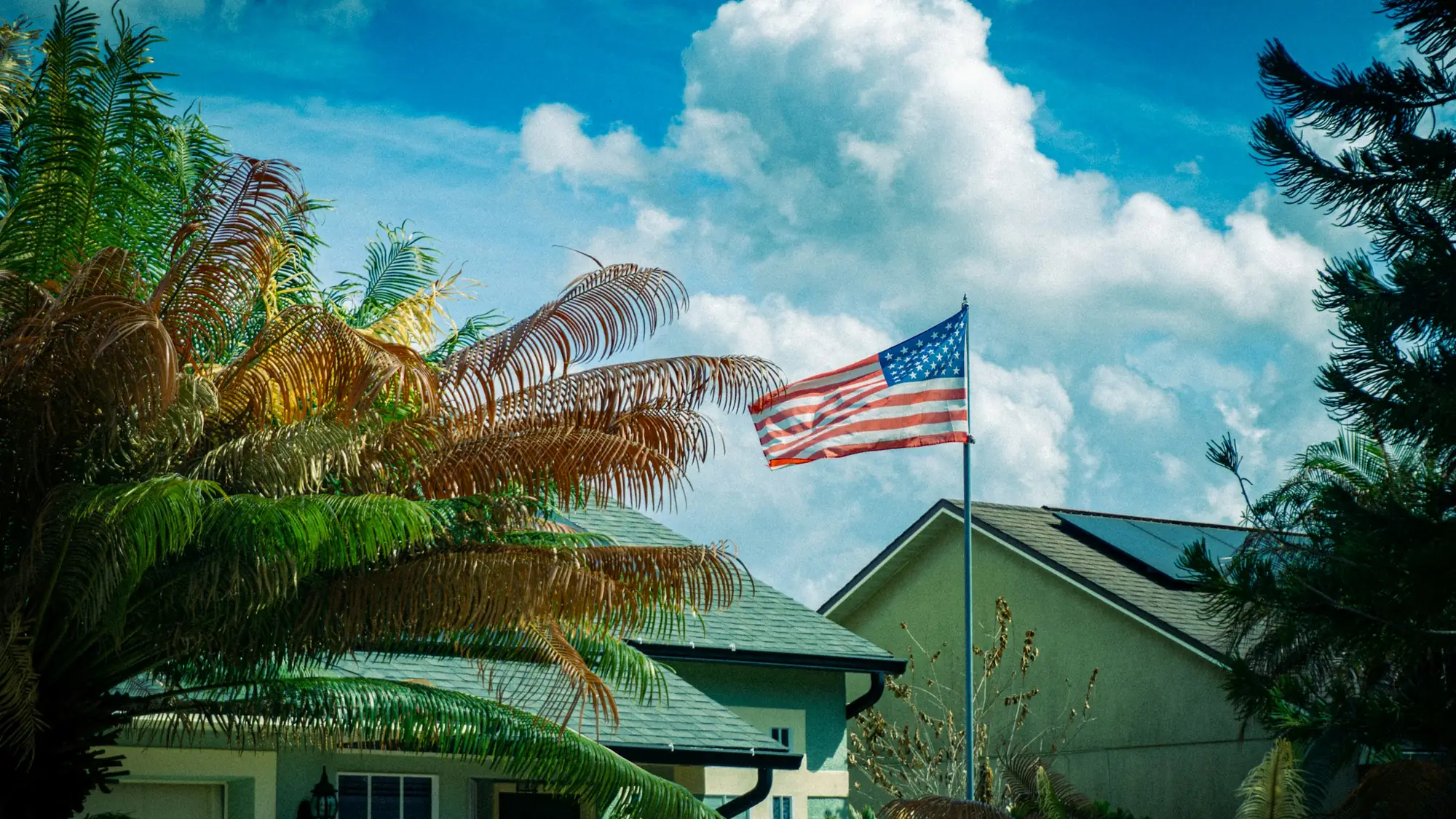 Casa na Flórida com coqueiro e bandeira americana