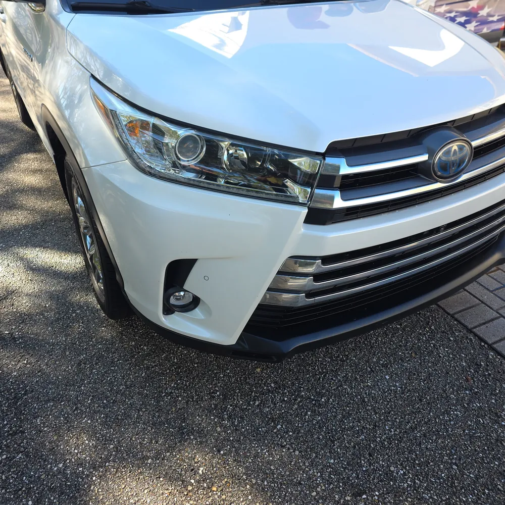Front of a white Toyota Highlander after a full detail